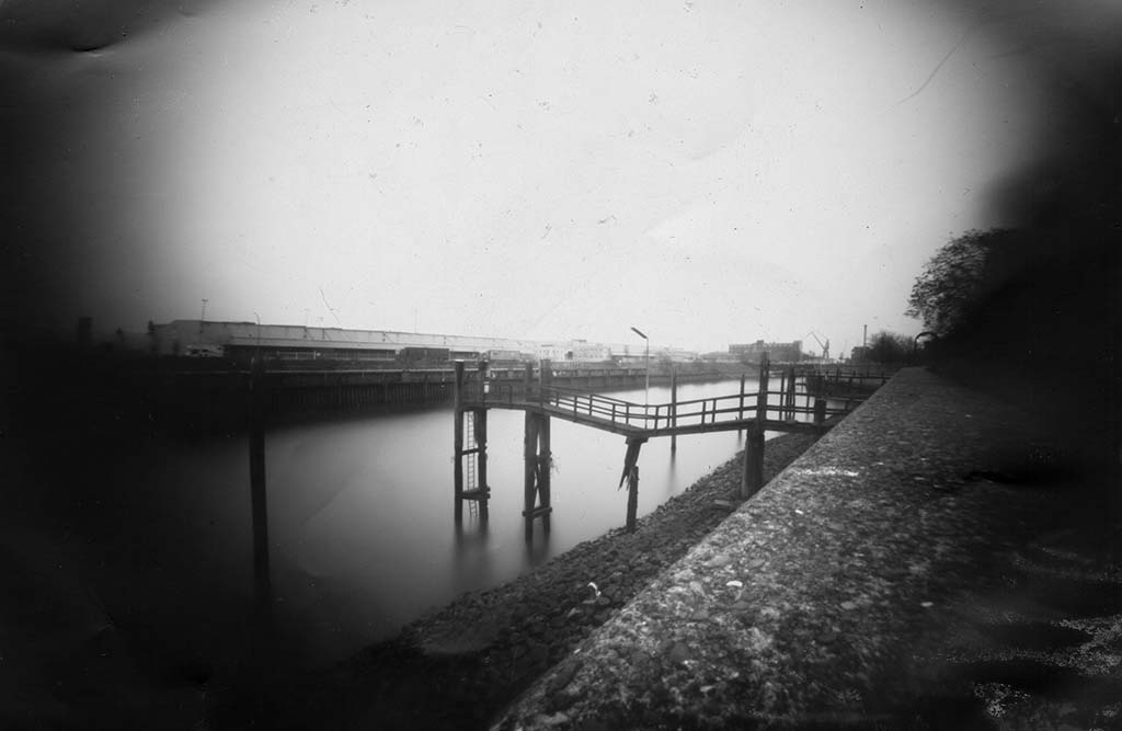 alter-steg-am-faehrkanal-hamburg-fotografiert-mit-einer-lochkamera-bzw-camera-obscura-von-obscurewelten 