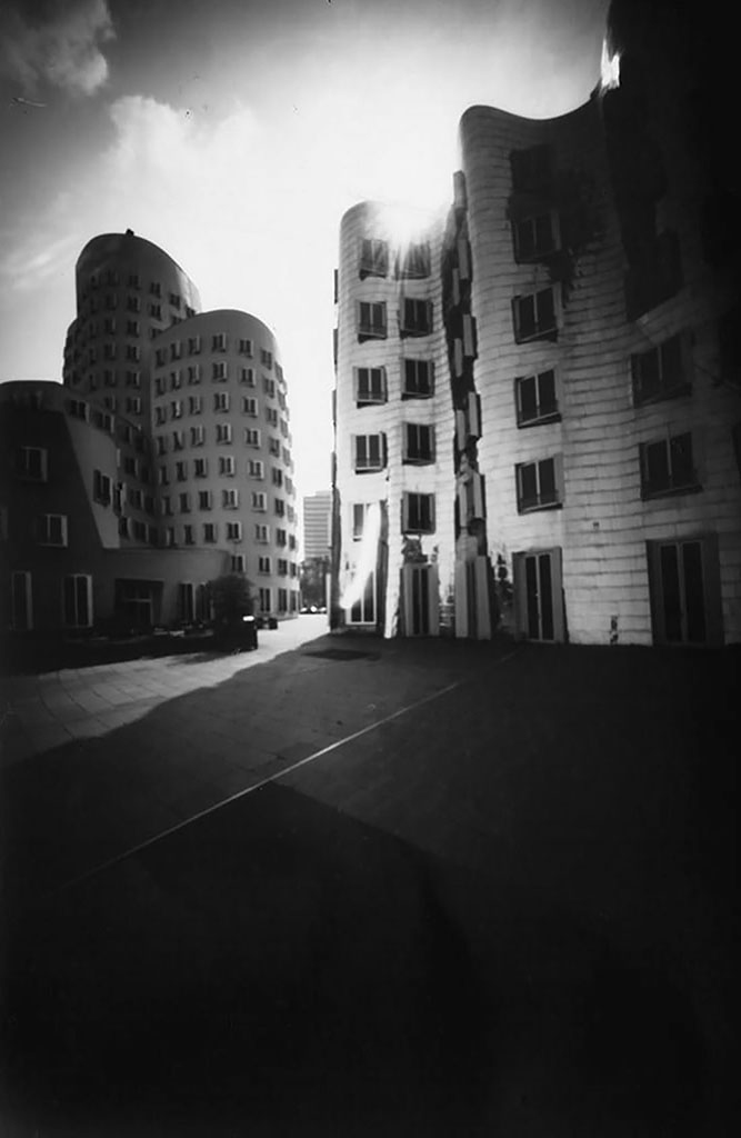 Die Gehry-Bauten Düsseldorf aufgenommen mit einer Lochkamera 