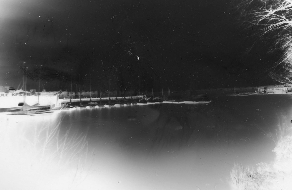 Die Außenalster fotografiert mit einer Lochkamera als Negativ verbleibend 
