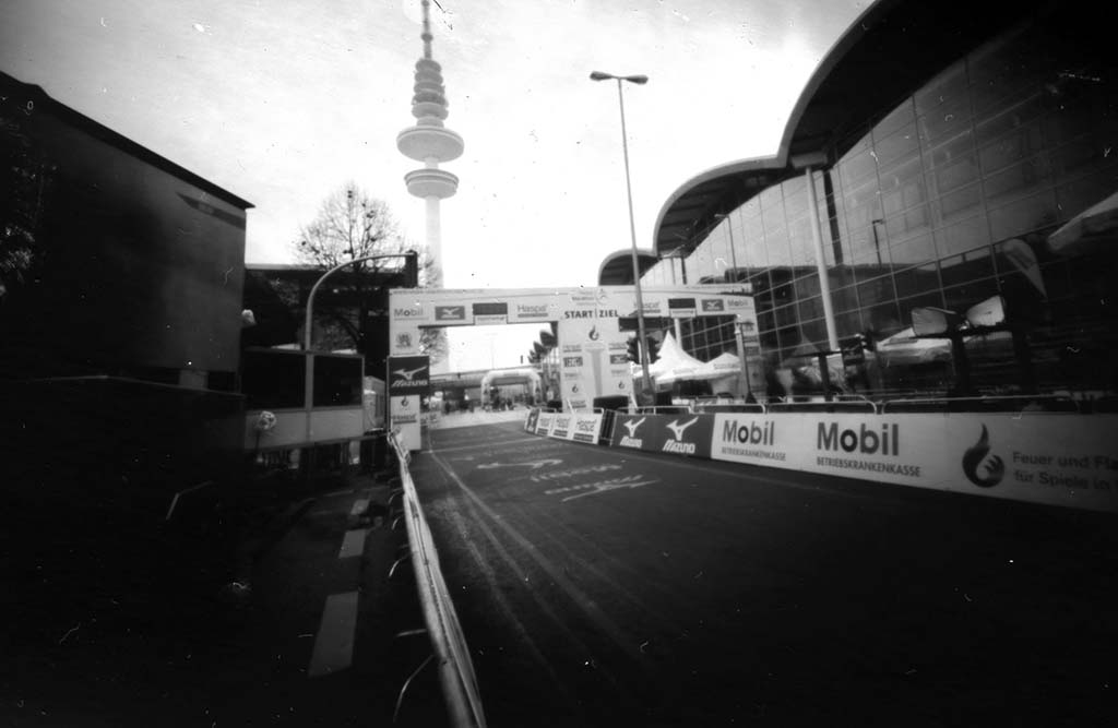 Start und Ziel des Hamburg Marathon 2015 fotografiert mit einer Lochkamera auf Papiernegativ 