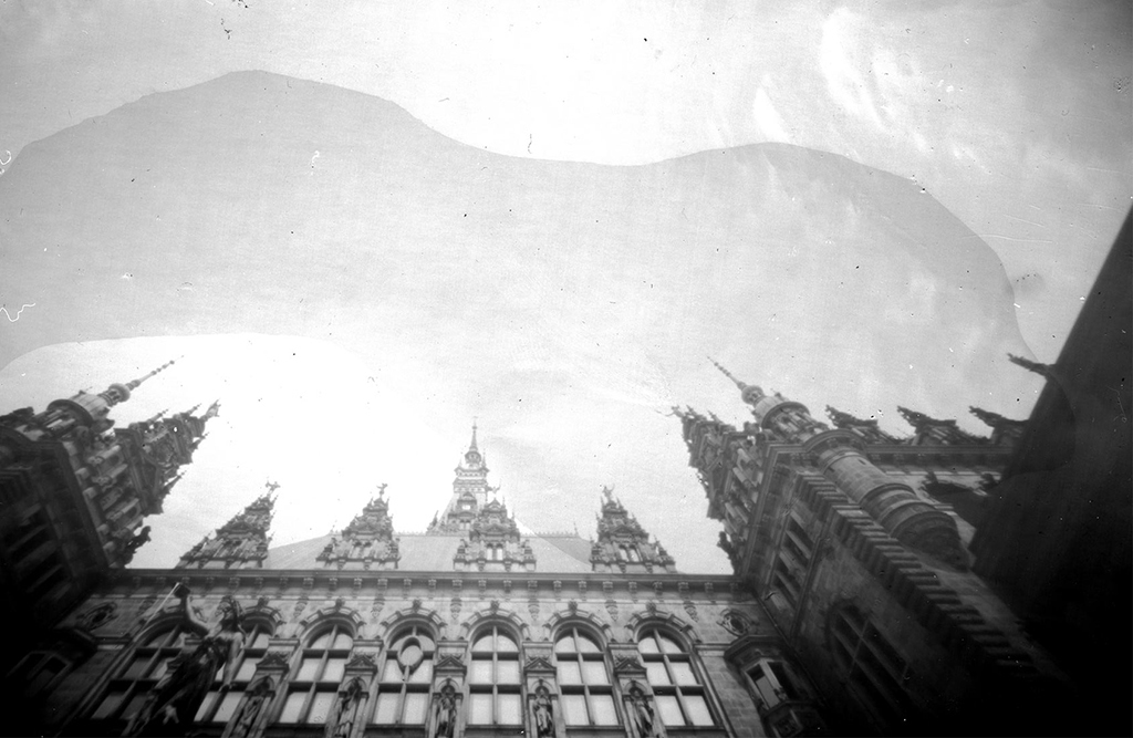 Der Innenhof des Hamburg Rathaus fotografiert mit einer Blechdosenkamera 