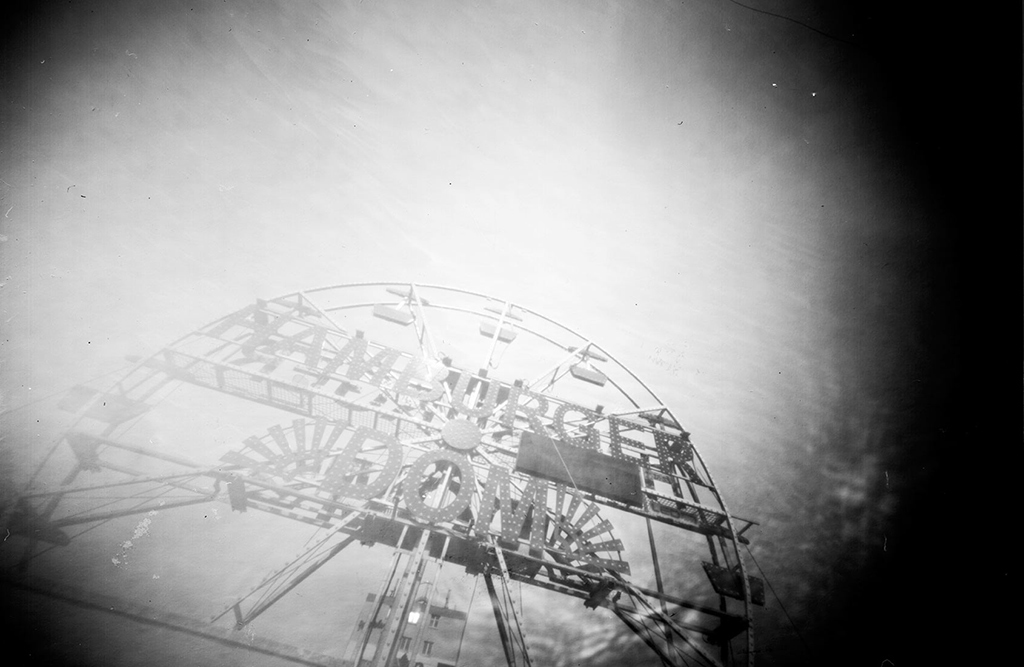 Metallschild Hamburger Dom fotografiert mit einer Camera Obscura 