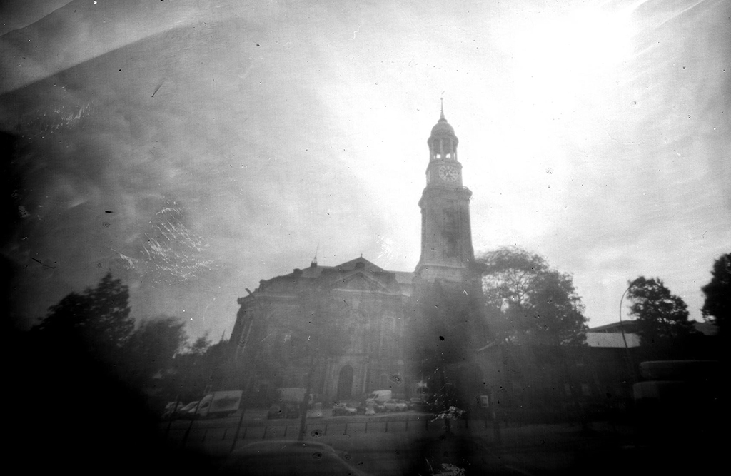 Die Hauptkirche St. Michaelis Hamburg fotografiert mit einer Lochkamera 