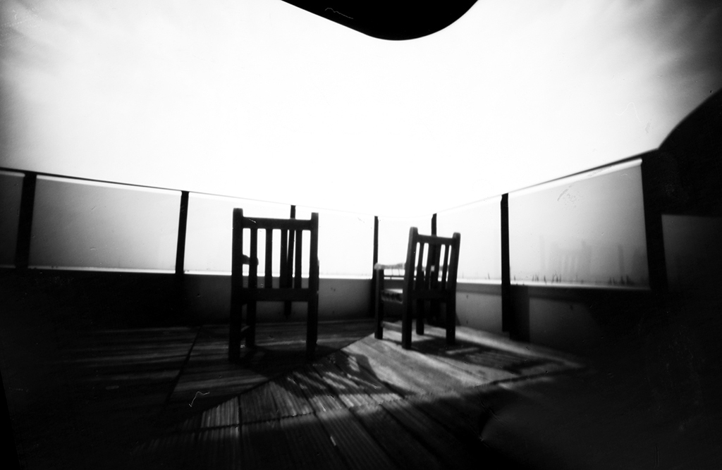 Stühle Astraturm schauen ins Leere, fotografiert mit einer Lochkamera 
