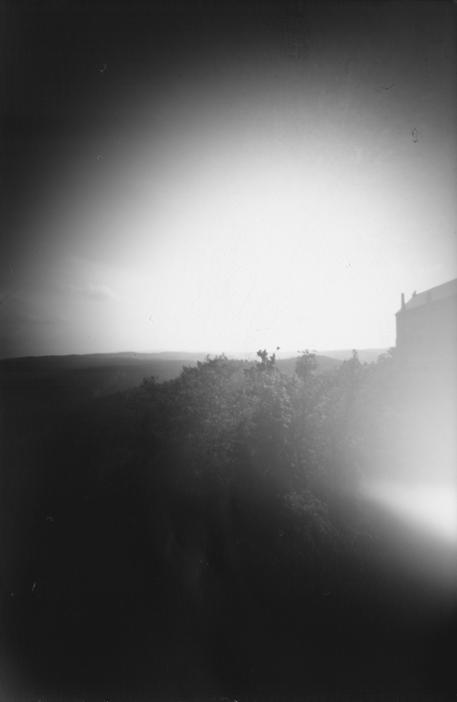 Wartburg fotografiert mit einer Lochkamera auf Papiernegativ 